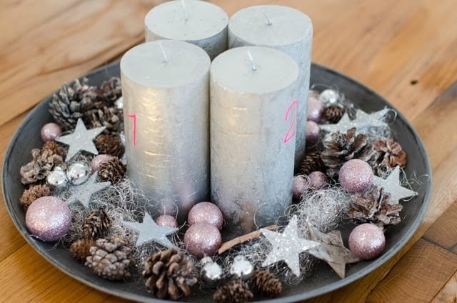 Adventskranz-silber-trendfarbe-weihnachten-dekorieren-mit-tannenzapfen-sternen