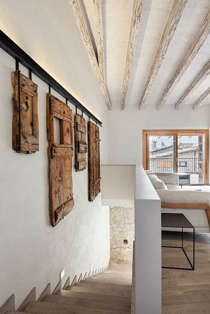 Altbau-Haus-mit-Holz-Stäbe-Wanddekor-Rohholz-Rahmen-auf-Stangen