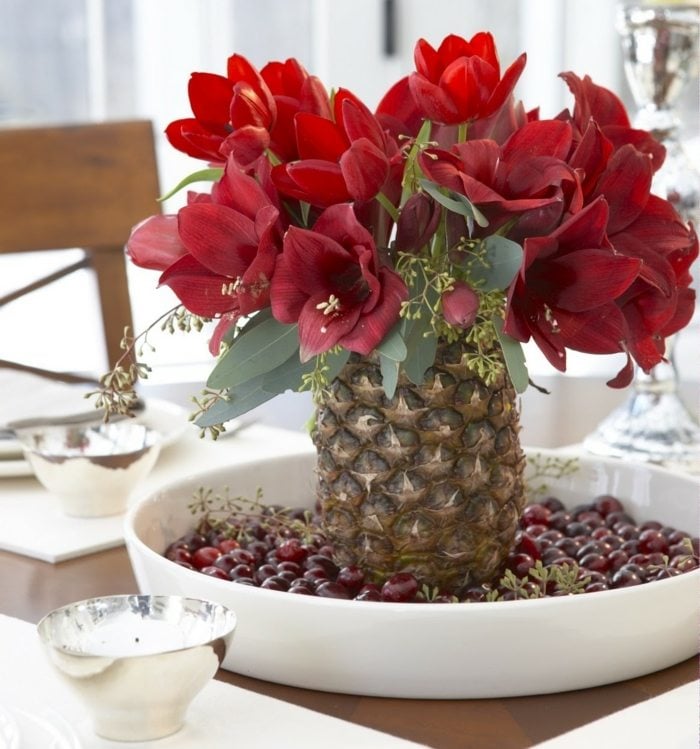 Blumengestecke rot Ananas arrangieren festliche Tischdeko Weihnachten