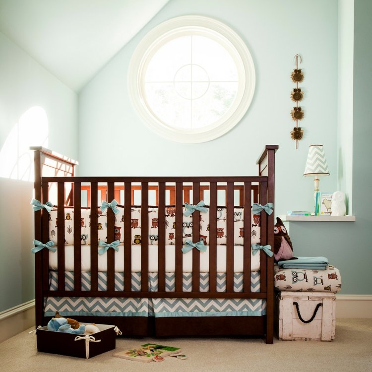 Babyzimmer Dachschräge Hellblau süße Wanddeko bunte bettwäsche