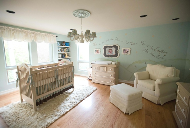 Babyzimmer einrichten hellblaue Wandfarbe Ideen Gestaltung
