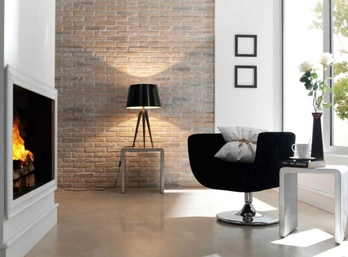 Backstein-Wand-mit-modernem-Sessel-vorangestellt-und-Kamin