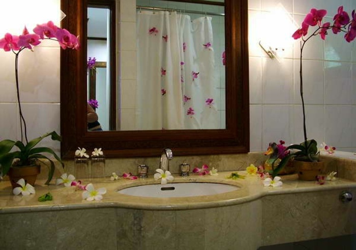 Badezimmer-Naturstein-Waschbecken-Orchideen-Blüten-Dekoration