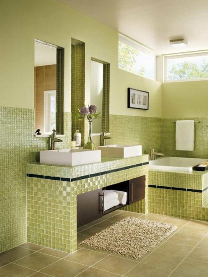 Badezimmer-hell-Grün-mit-Vintage-Waschbecken-Tisch