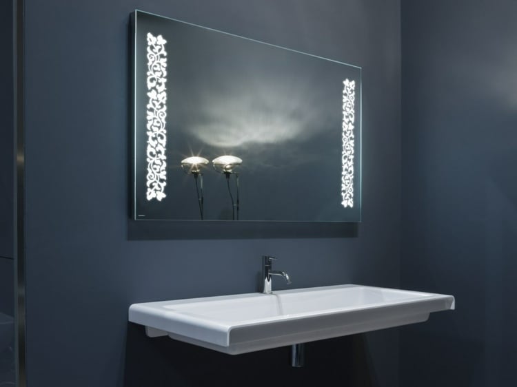 Badspiegel selber anschliessen modernes Design integrierte Beleuchtung