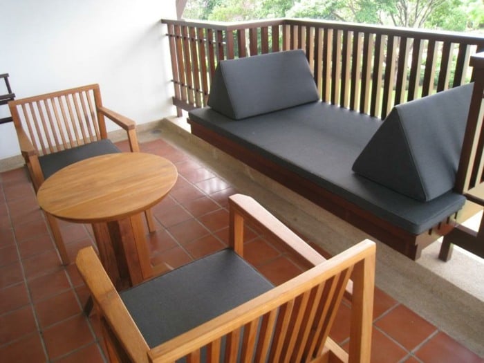 Balkon-Möbel-mit-Polster-Tisch-und-Stühle-aus-Holz