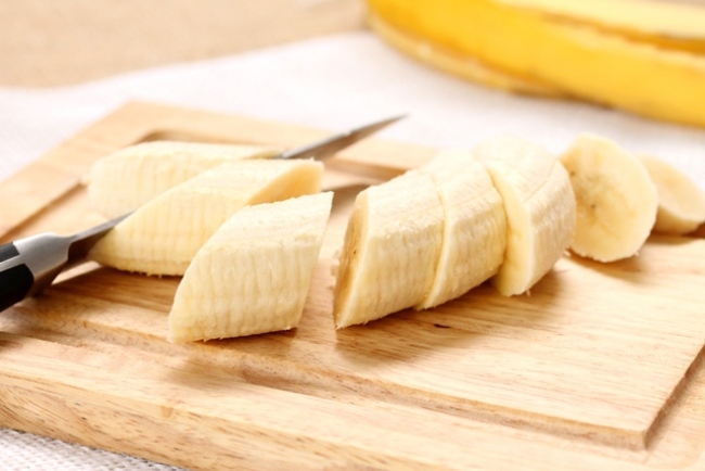 Bananen-in-kleine-Stückchen-schneiden-zerstampfen