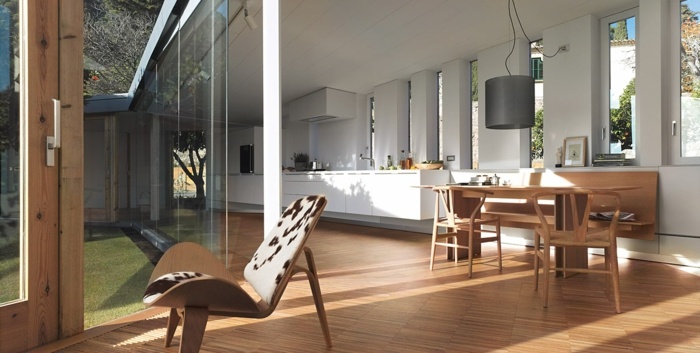 Boden-aus-Holz-Stuhl-weiße-Rahmen-Fenster
