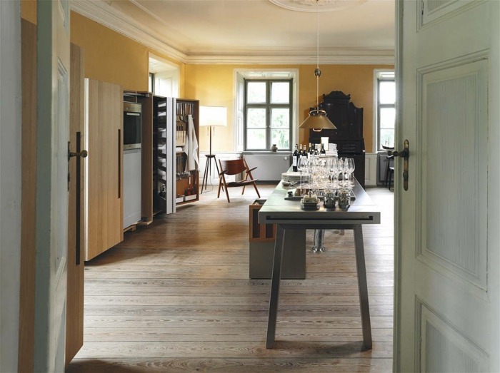 Bulthaup-B2-Küchendesign-Holzboden-graue-Oberflächen