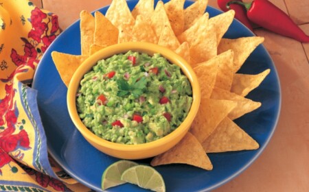 Chips-und-frische-Quacamole-Dip