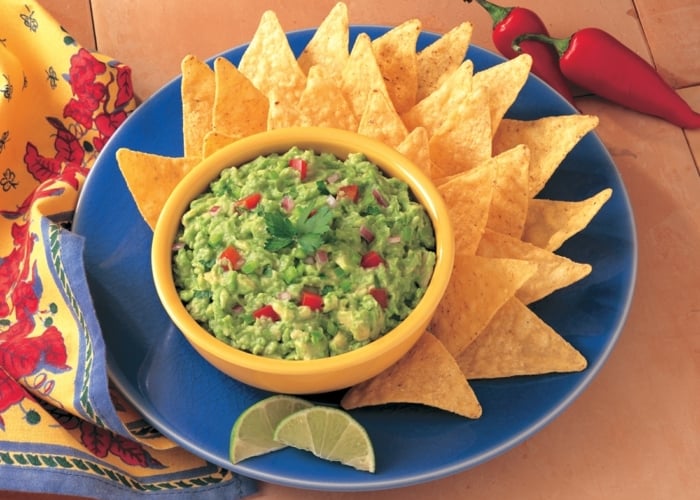 Chips-und-frische-Quacamole-Dip