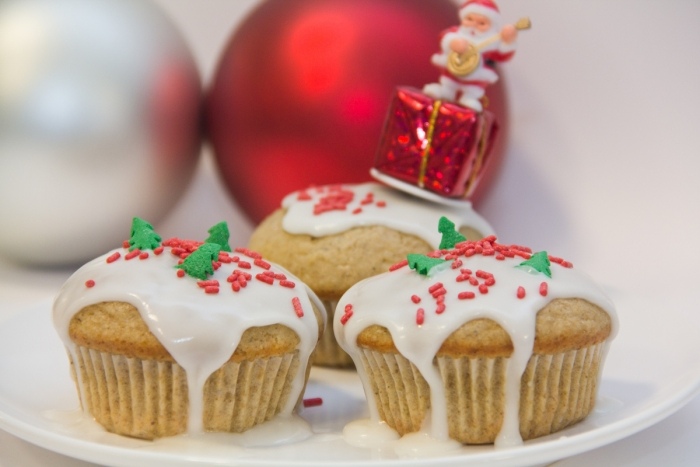 Cupcake-Muffins-Süßigkeiten-Weihnachten-Glasur-weiße-flüssieg-Schokolade