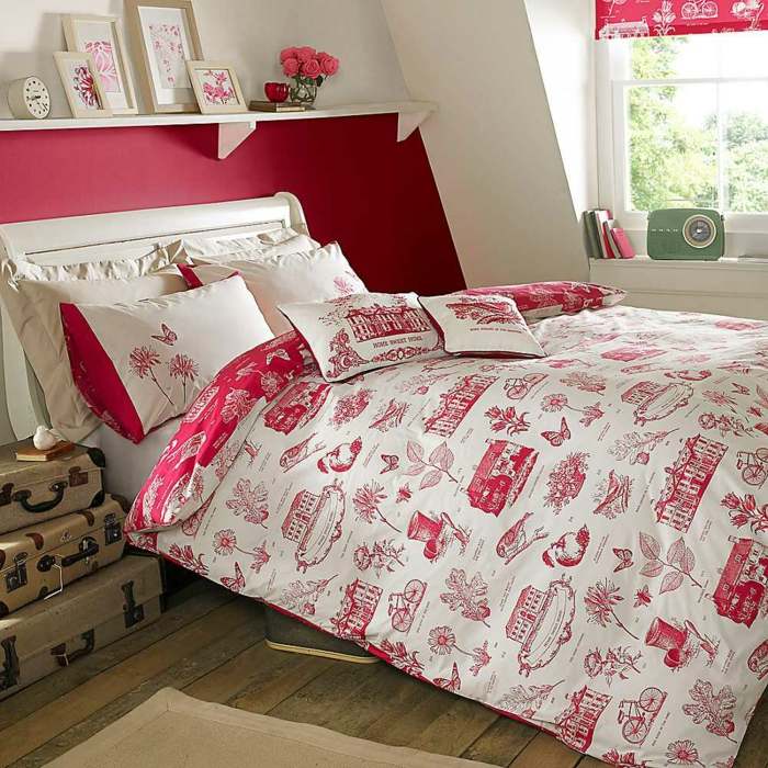Dachgeschoss-Zimmer-Schlafzimmer-Bettwäsche-mit-roten-Motiven