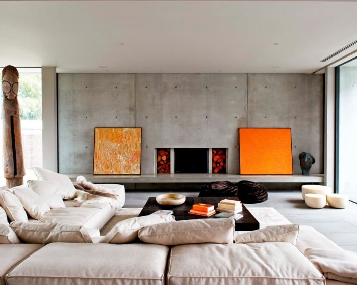 Einrichtungsideen-Wohnzimmer-Akzentwand-Beton-Orange-leinwände-Deko-sofa-set-modern