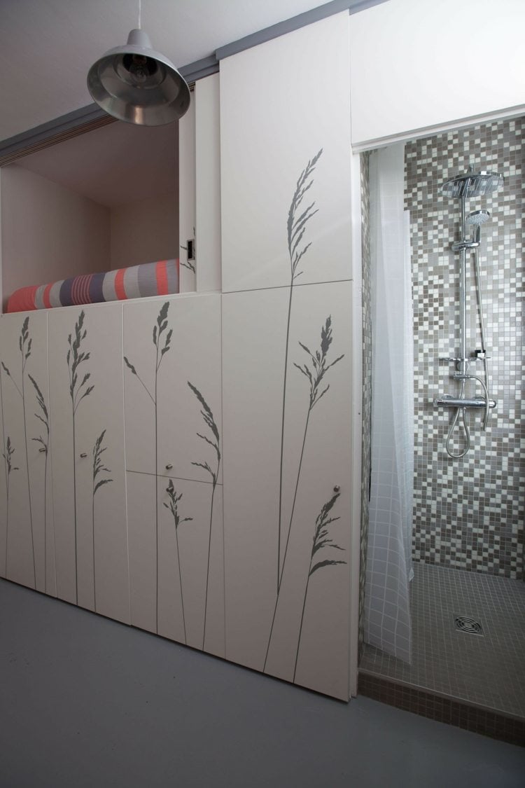 Einzimmerwohnung Badezimmer Mosaikfliesen Duschkabine