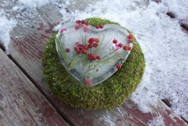 Eisdeko-für-Garten-herzförmig-durchgefrorene-beeren-baumnadeln