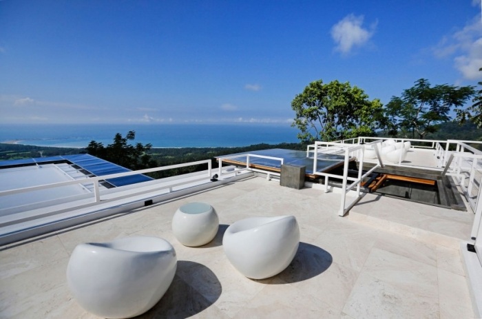 Entspannender-Loungebereich-Poolbar-spektakuläre-anlage-ozenablick-costa-rica
