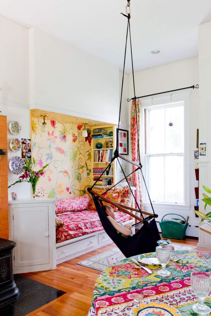 Farbgestaltung-Kinderzimmer-Mädchen-Teenager-Hängesessel-teppich-gemustert