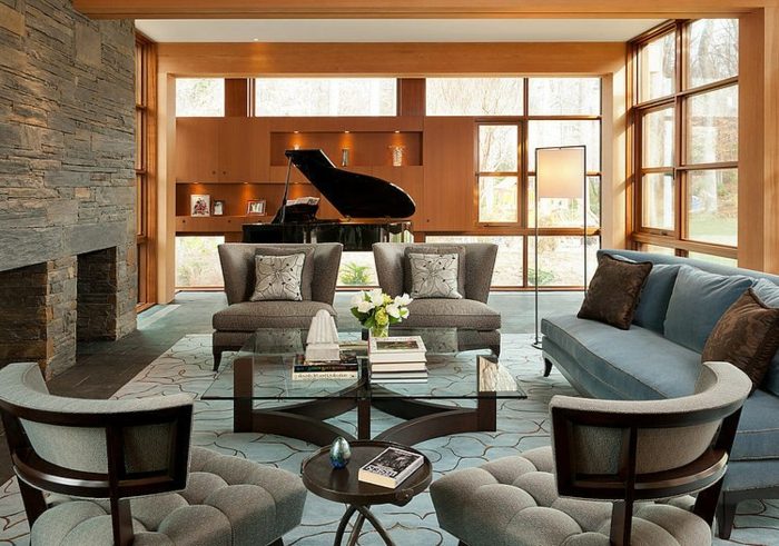Flügel-Piano-Wand-aus-Naturstein-gesteppte-Stühle-Sofa