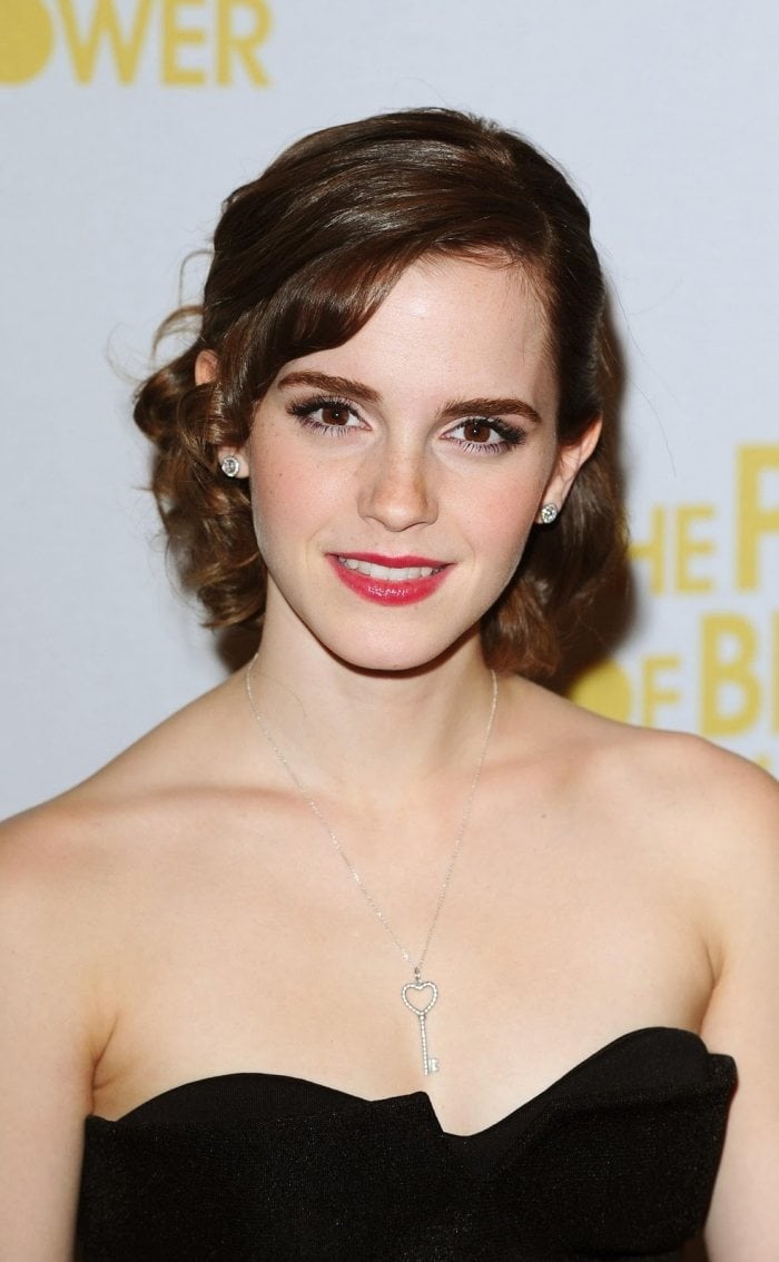 Frisuren-Emma-Watson-Retro-Look-glänzende-Haare-sleek-roter-lippenstift