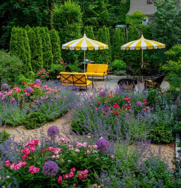 Gartengestaltungsideen-Sitzplätze-gelbe-Sessel-Sonnenschutz-Heckenpflanzen