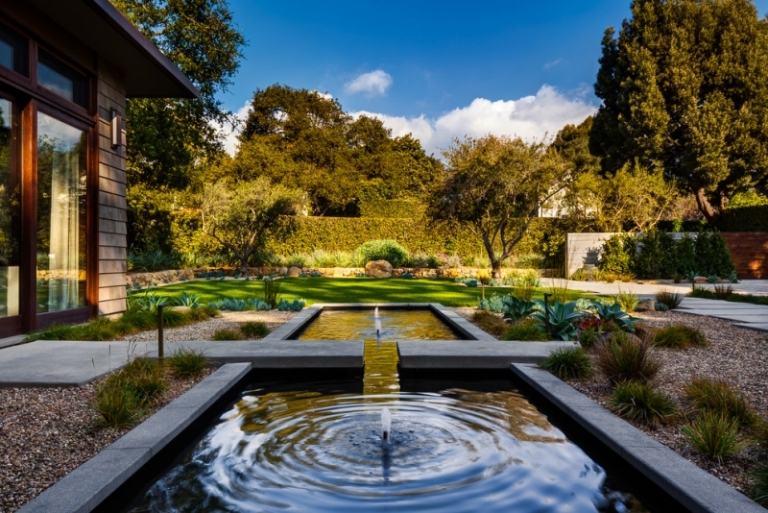 Gartengestaltungsideen-individueller-Gartenparadies-Teich-Springbrunnen