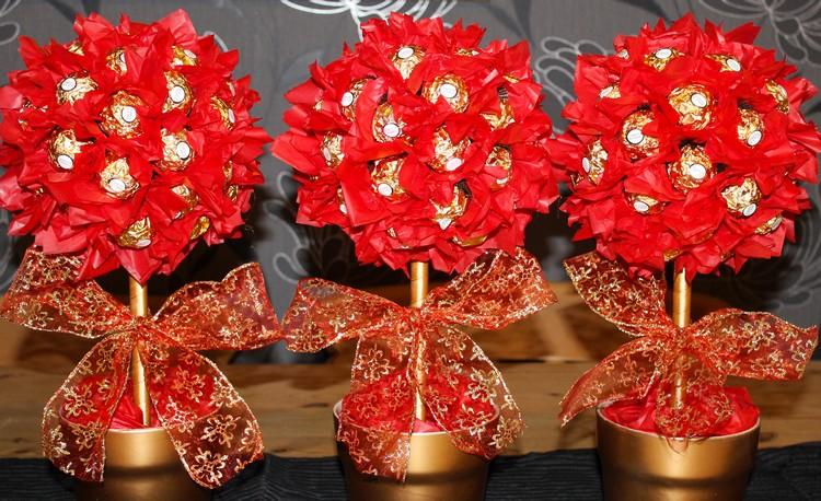 Geschenkideen zu Weihnachten rotes-papier-ferrero-rocher-bonbons