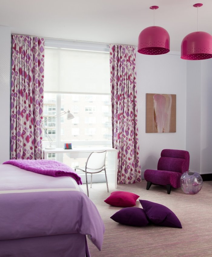 Gestaltung-Innenräume-lila-florale-muster-gardinen-lampenschirme-mädchenzimmer