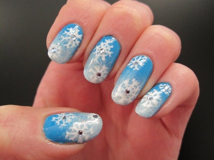 Glitterverlauf-weiß-blau-nail-art-design-idee-schneeflöckchen-strass-ornamente