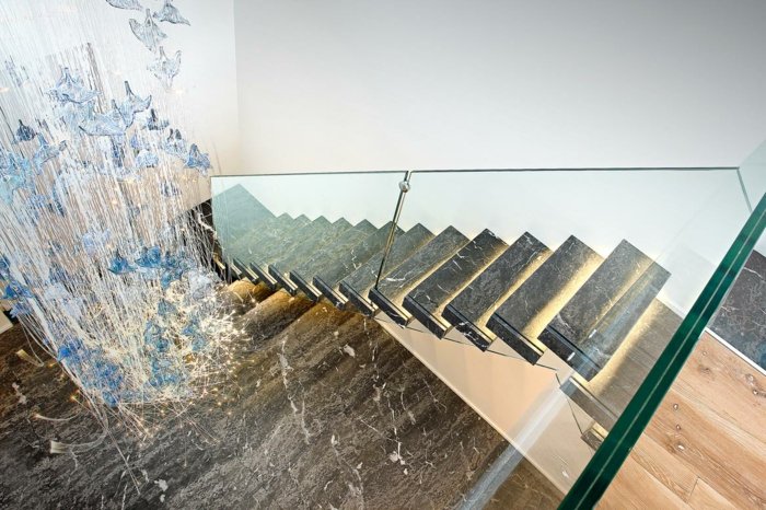 Granit Innentreppe Glas freischwebend Beleuchtung Stufen