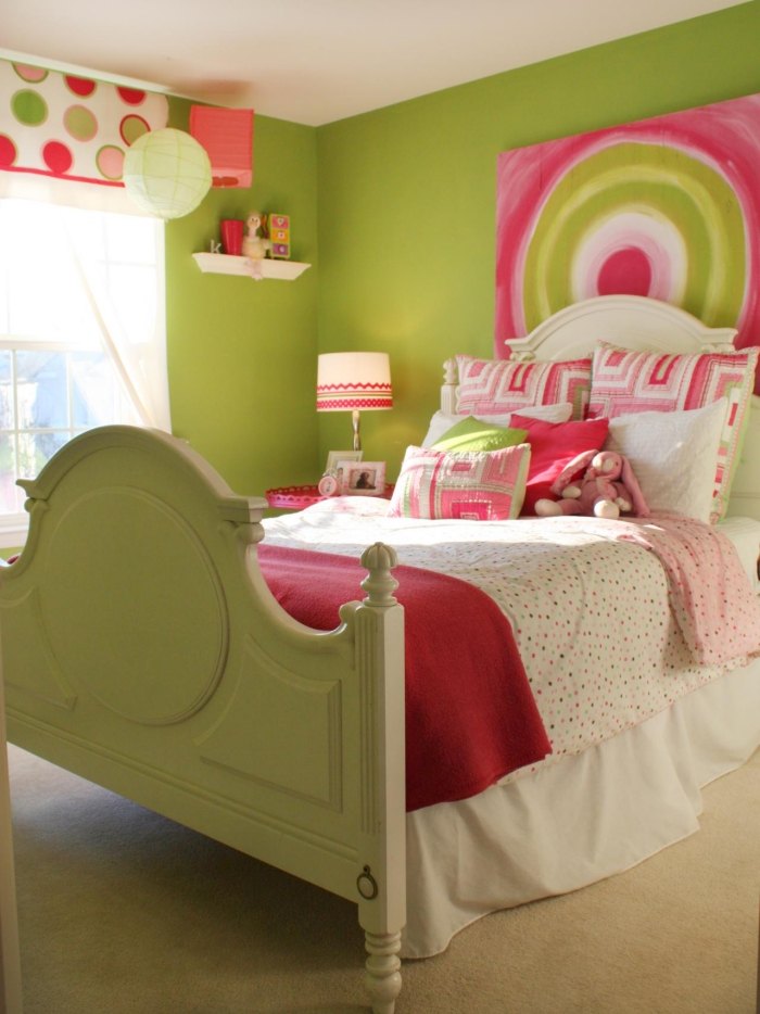 Grün-Farbgestaltung-Kinderzimmer-Wandfarbe-Ideen-Rosa-Dekoelemente