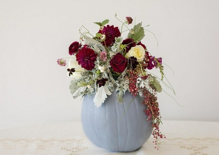 Herbst Tischdeko frische Blumen arrangieren blau Kürbis
