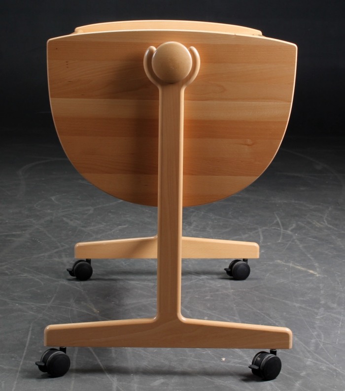 Holz-Wiege-räder-Designklassiker-Babyzimmer-Ausstattung-Möbel