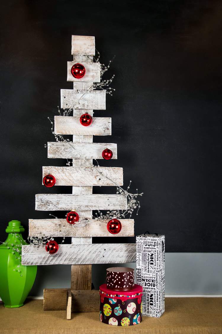 Holzdekoration-Weihnachtsbaum-bauen-aus-holz-weiß-streichen-mit-kugeln-schmücken