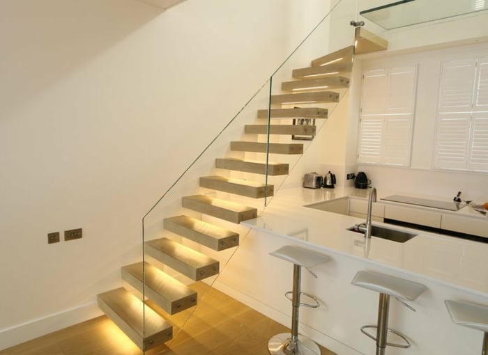 Holztreppe Glas Geländer Beleuchtung integriert Küche gestalten