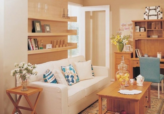 Holzwand-mit-Regalen-weißes-Sofa-Teppich