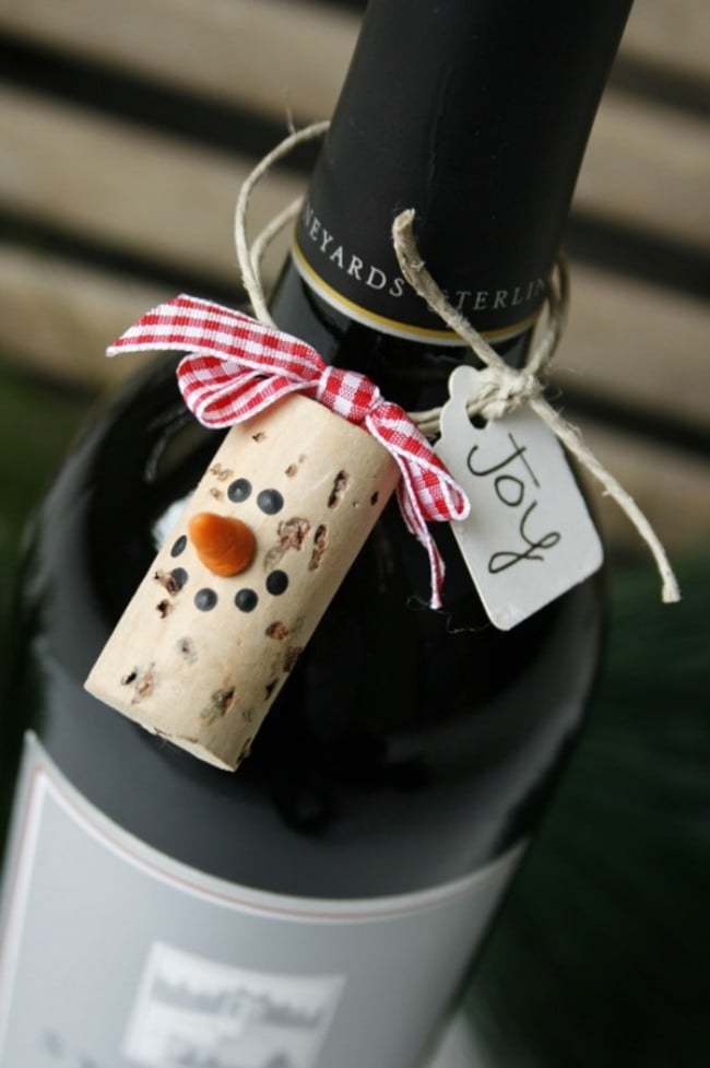 Ideen-Weihnachten-Tagel-Deko-Korken-Schmuck-Schneeman-Weinflasche