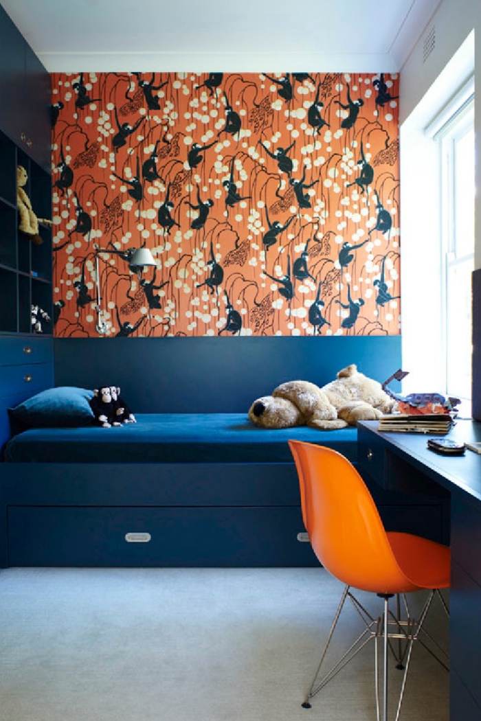 Jugendzimmer-Wände-verschönern-Mustertapete-orange-Stuhl-blaue-Schlafcouch