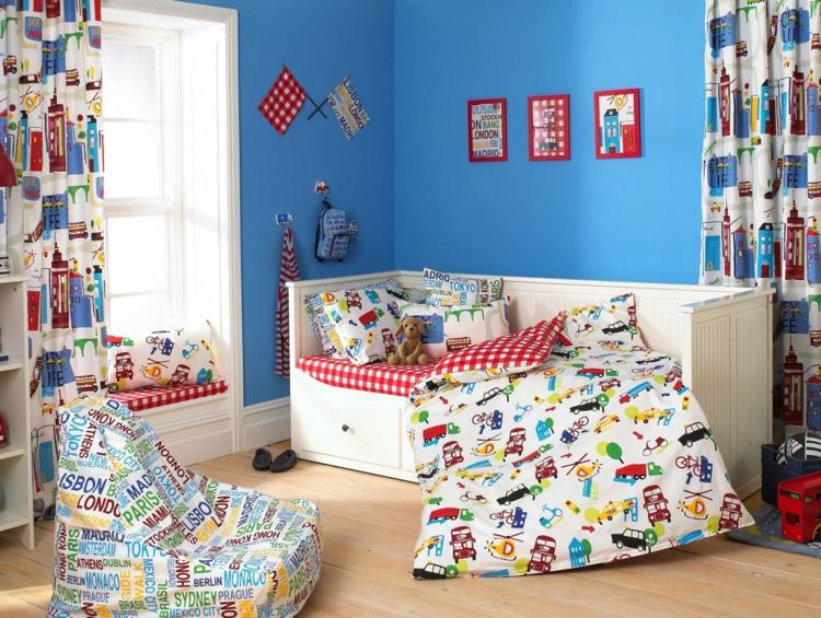 Kinderzimmer einrichten Sitzsack Prints Tagesbett blaue Wand
