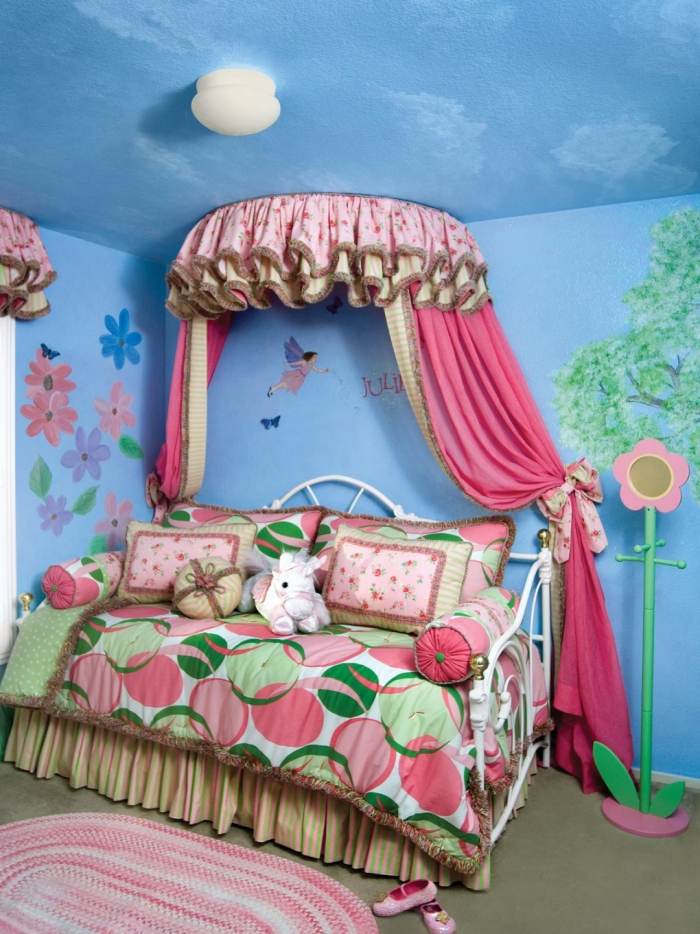 Kinderzimmer-streichen-blau-wände-bemalt-blumen-motive-himmelbett