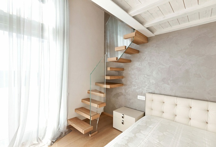 Kleine Treppe Schlafzimmer Holzstufen Glasgeländer