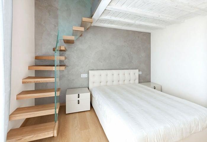 Kleine Treppe Schlafzimmer freischwebend Holz Glasgeländer