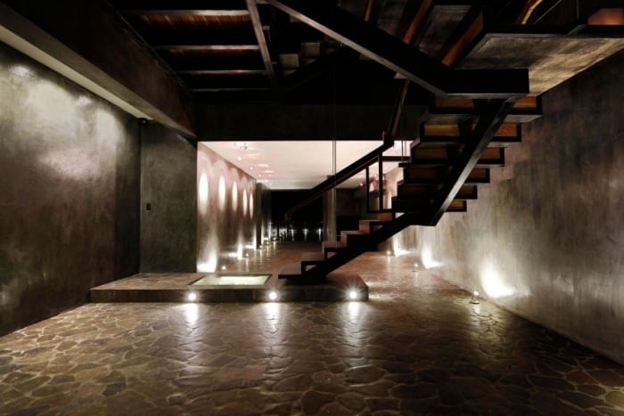 Kura-Design-Hotel-Treppenhaus-Fußboden-mit-Steinen-Verlegt-Mittelholmtreppe