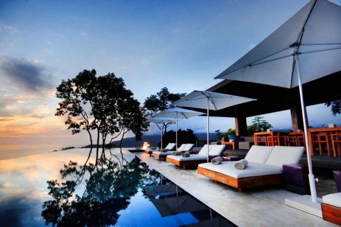 Kura-Design-hotel-Ozeanblick-hohe-Lage-Terrasse-Lounge-Möbel-infinity-pool