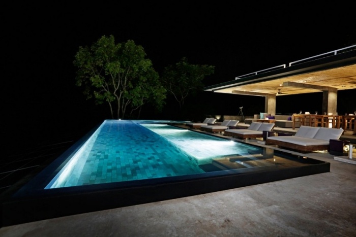 Kura-Design-hotel-costa-rica-Infinity-Pool-mit-Salzwasser-nachts-beleuchtet