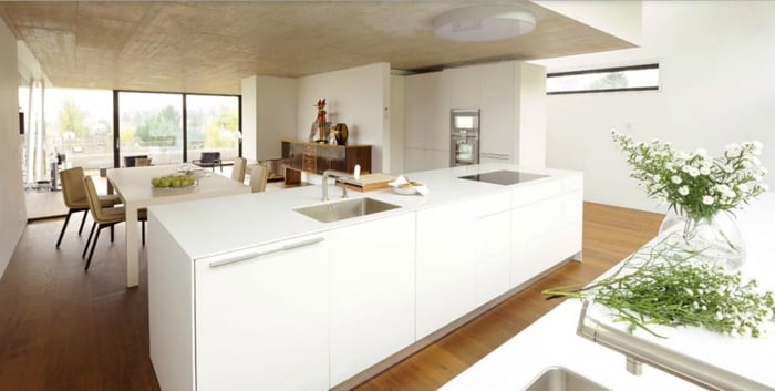 Küche-und-Essbereich-Bulthaup-Kräuter-Holzboden-Zimmerdeckenverkleidung