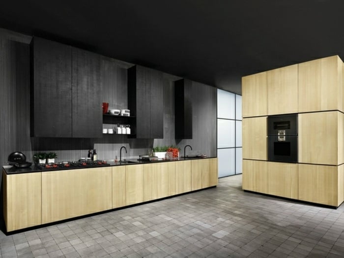Küchen-Ausstattung-in-Holz-und-Schwarz