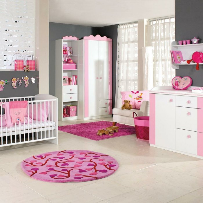 Lila-und-Pink-in-weinem-Mädchen-Zimmer-für-Baby