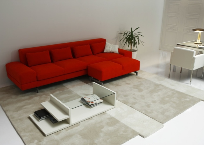 Lineal-rotes-Sofa-eckig