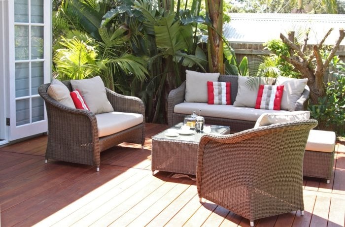 Lounge-Bereich-im-Garten-mit-Rattan-Möbel